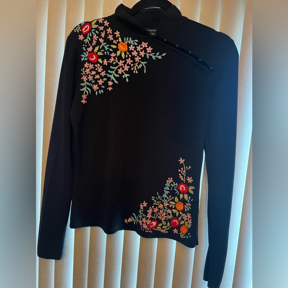Michele Nicole Women’s Black Flowered sweater size Medium.